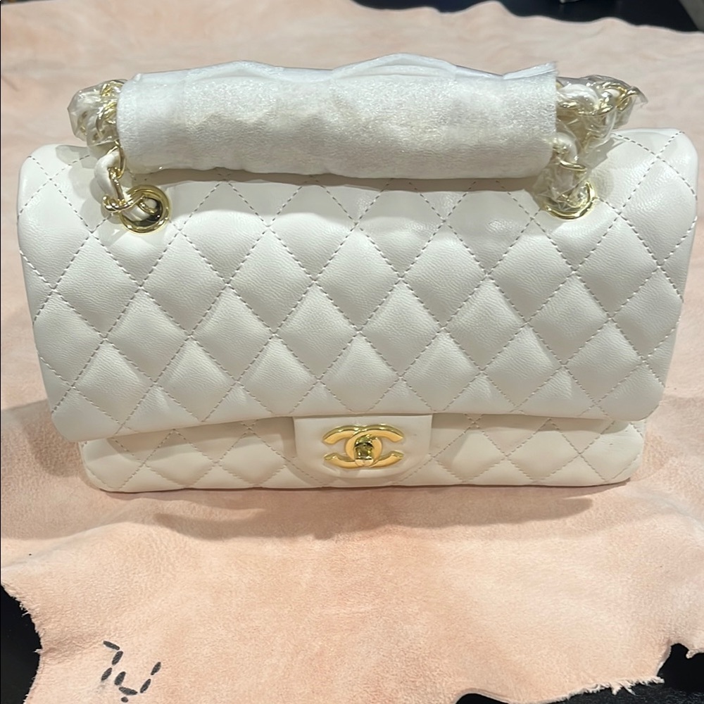 Chanel White Quilted Shoulder Bag with Gold Chain